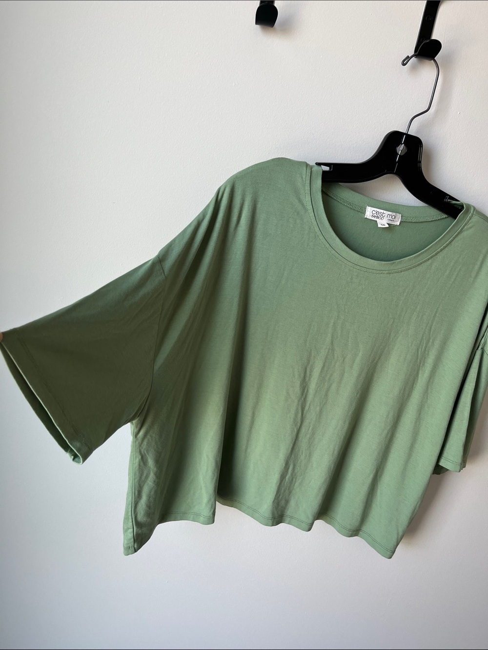 C’est Moi
BAMBOO Short Sleeve Boxy Tee in Sage Green - Picture 3 of 7